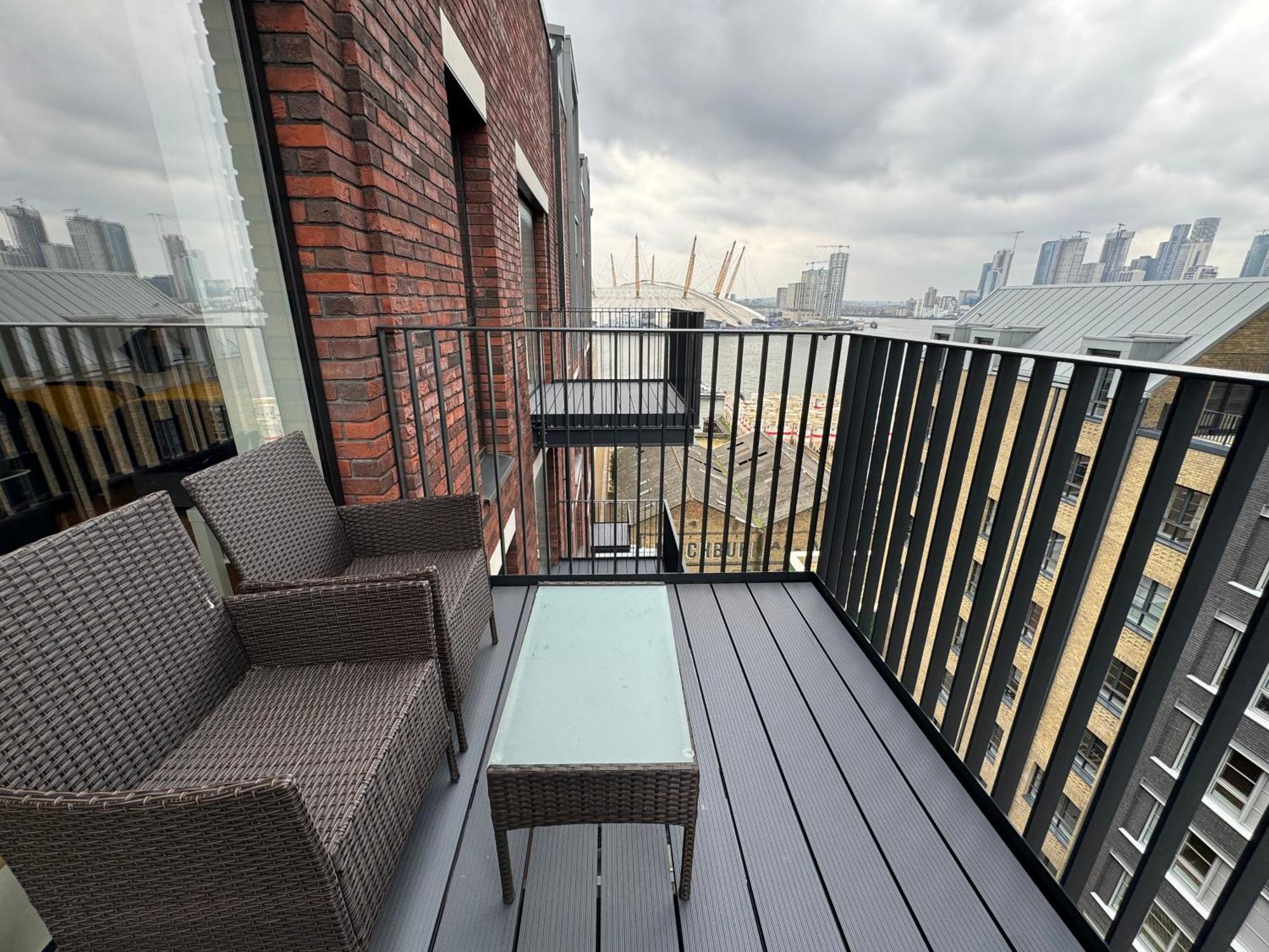 London Luxury Flat With Balcony, River View, O2 Arena, Excel, Canary Wharf, Station Appartement Buitenkant foto